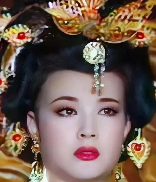 649年，李世民病危。太子李治一把搂住武则天道：“与其喊你为母，不如喊你为妻，”