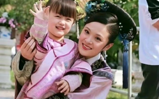 人人都说我命好，能被端妃娘娘收养, 我认了杀母仇人做额娘， 后来滴血验亲，我拿出甄嬛和果郡王的定情信