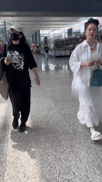 现在的阚清子从穿着打扮到形象气质和她老公越来越像了，还真是心宽体胖呢！专心做贵妇