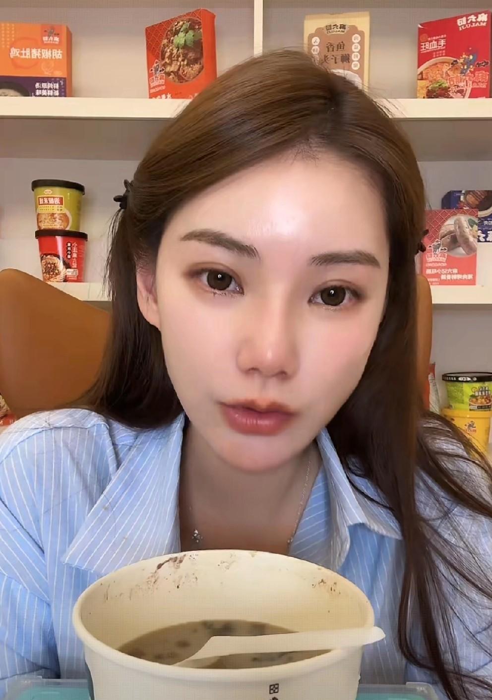 结束了法国之行，马筱梅刚刚落地台北，就开启了直播，精力超群，这股子拼的劲头有点像