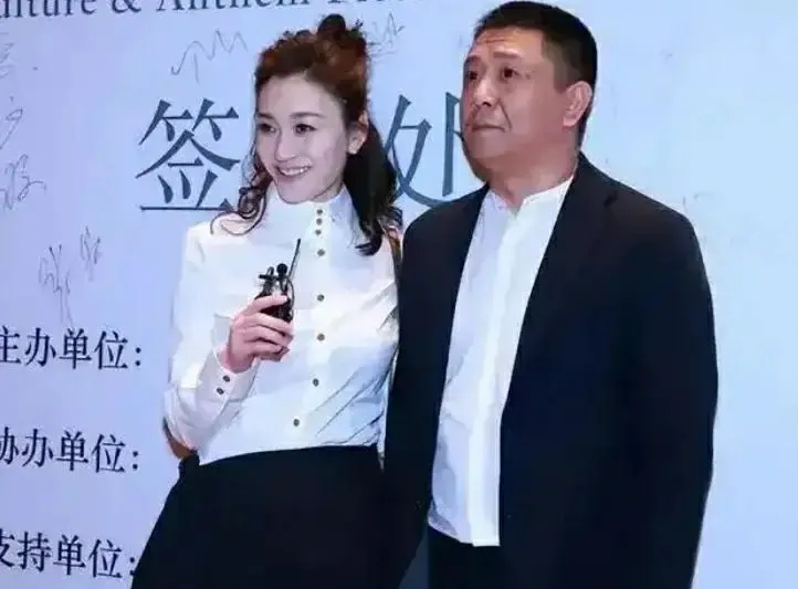 李小冉和富豪老公结婚那么多年了，竟然没有考虑过要一个孩子？

连向太都为她感到惋