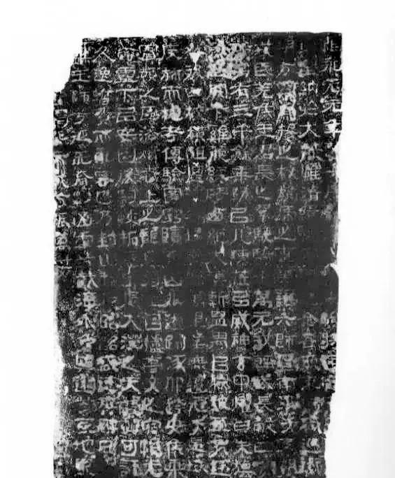 史书记载，《燕然山铭》铭文是当时随军出征的大文学家、史学家班固所撰写，全文如下：