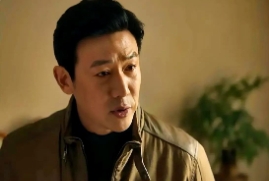 张建国（陆毅饰），他问正在整理行李的家丽:妈亲口对你说，让你搬过去照顾奶奶的?