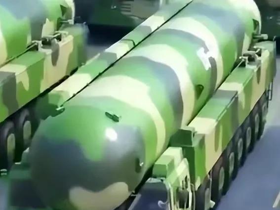 一枚东风41仅需4分钟让岛国消失
有军迷分析认为，能精准打击全球任意点的东风41