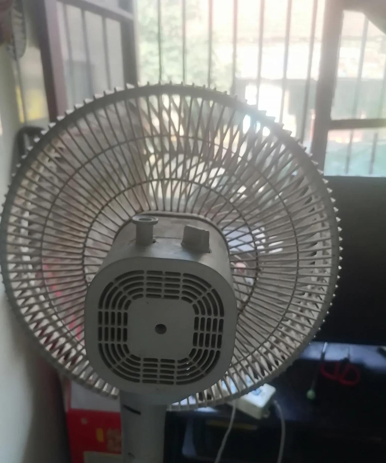 这样开空调能使室内快速降温还省电。
现在人们都知道开空调前先打开窗户，这样能够使
