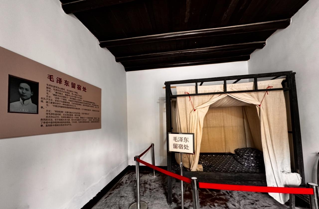下图是密印寺内的毛泽东和萧子升的留宿处，毛泽东曾在1917年暑假游学期间，在密印