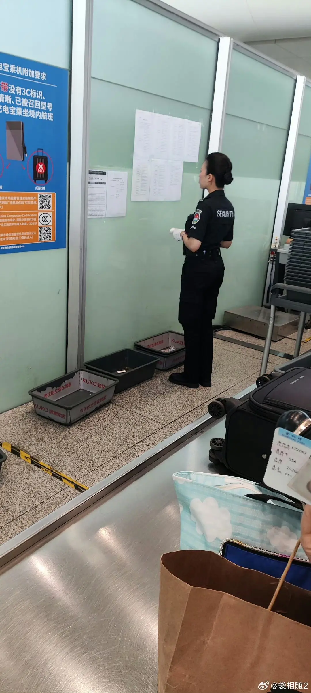 机场工作人员在对着巨大清单，排查充电宝 ​