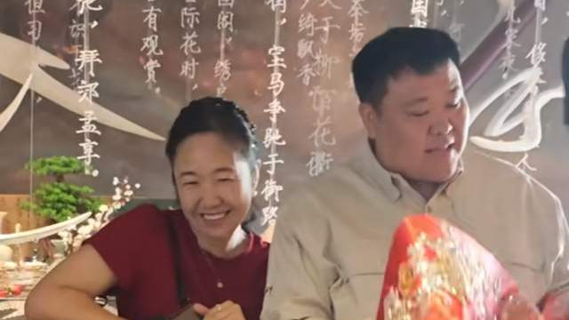 太壕了！张昕宇参加友人婚礼随10万，妻子拿一沓现金，却背千元包
