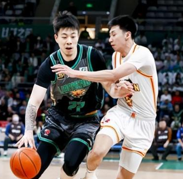 辽宁男篮球员张镇麟：现在我每次比赛都是带着疼痛再坚持比赛。辽宁男篮球员张镇麟谈到