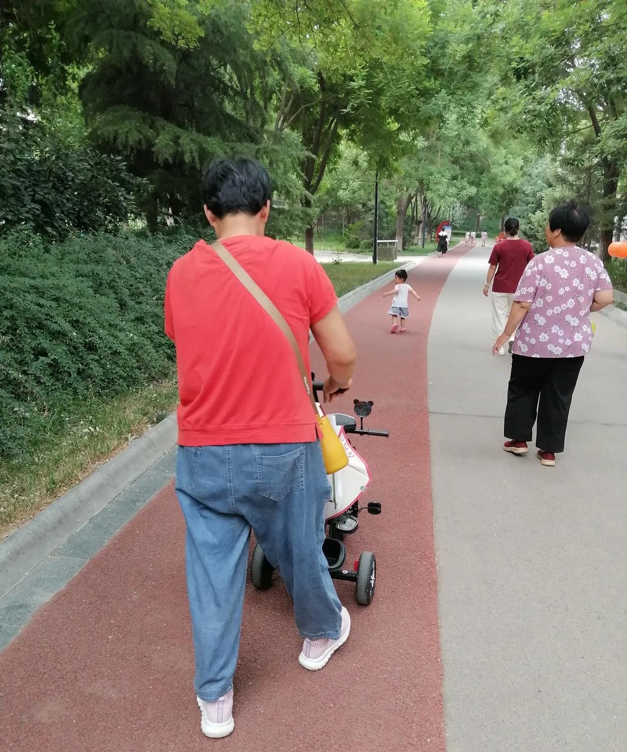 母亲退休金5000多元，觉得什么都是宝贝，什么也舍不得扔，节俭到了极致。
1、如