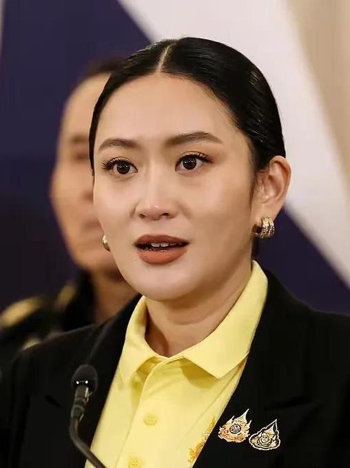 向全国人民道歉，她是不是做错了？
现在面临着弹劾，她是不是被摆了一道？
做错，指