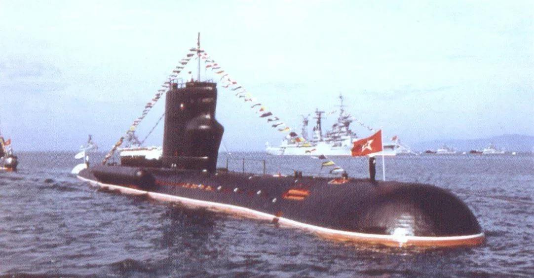 苏联海军AV 611E型大型柴电潜艇亮相海军阅兵式。