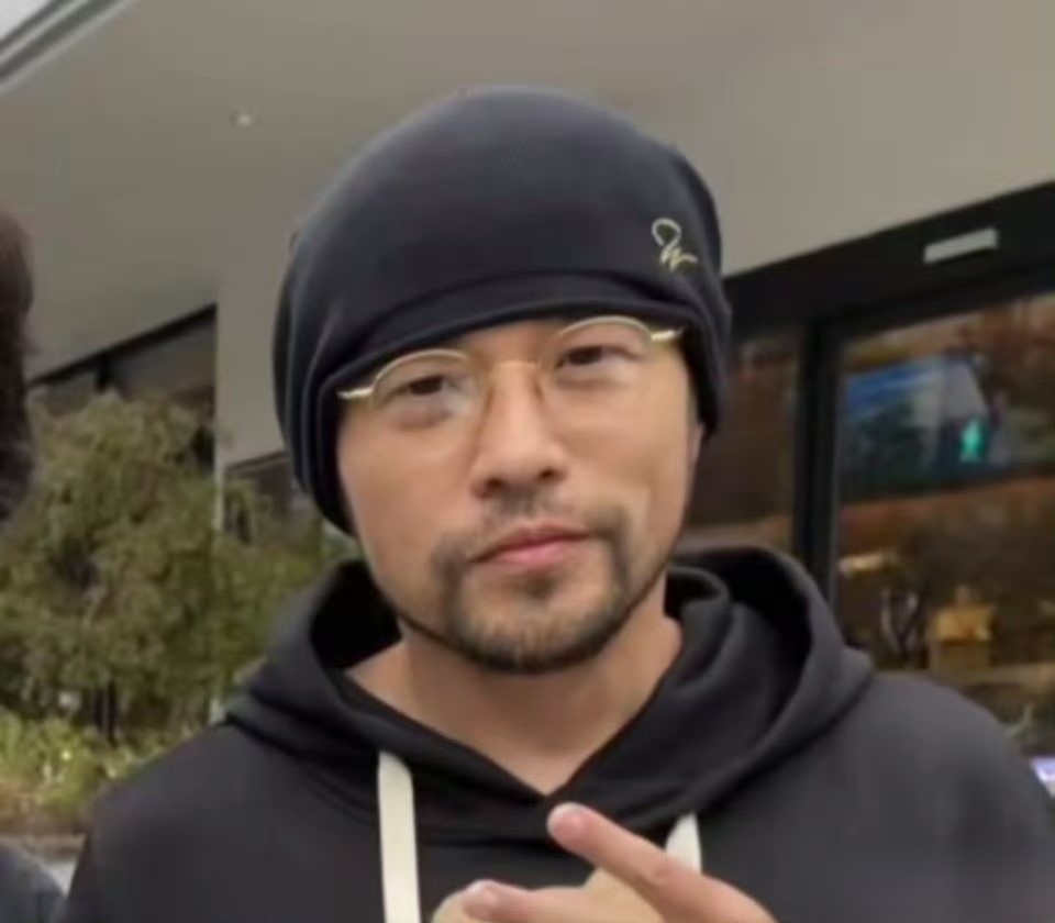 近日，“周杰伦强直性脊柱炎”引热议。周杰伦在一次采访时曾说自己是遗传性的僵直性脊