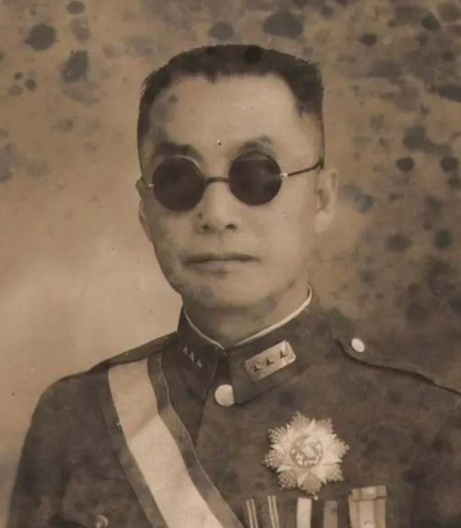 王陵基因抢女人打过蒋介石耳光，蒋介石却封他为国民党上将，他也是功德林战犯管最顽固