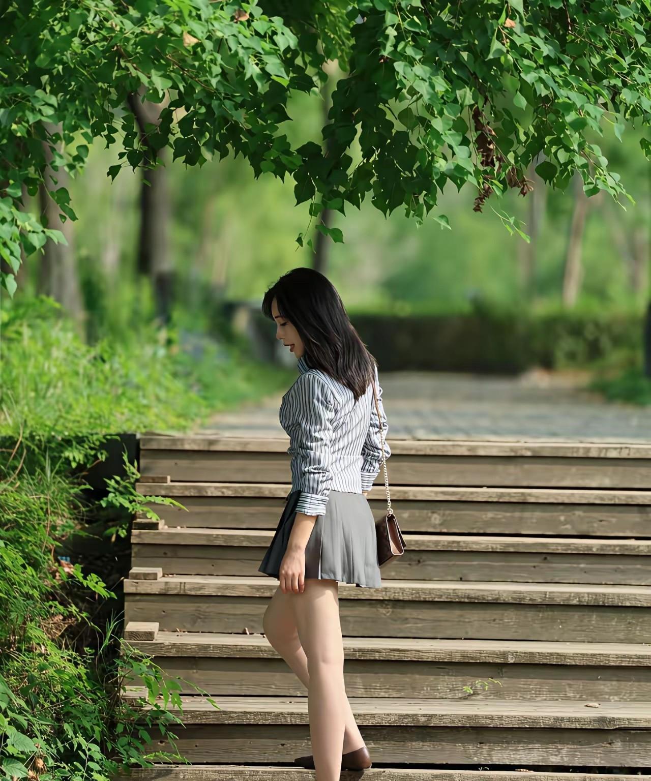 绿树阴中步，芳草径边行。