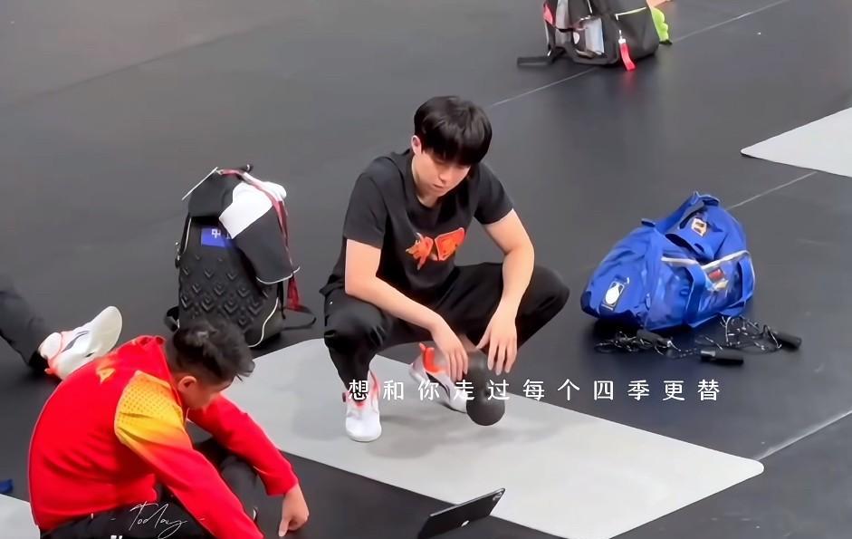 王皓和大头这师徒俩真是双向奔赴的典范。大头从小迷王皓迷到想改直板，结果自己用横板