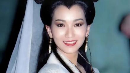 赵雅芝绍兴古镇被偶遇，打油纸伞宛如白娘子归来，路人反应淡定！