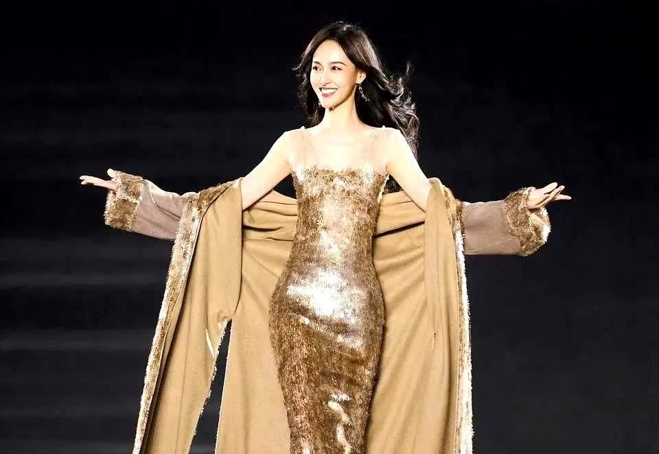 大家不要羡慕唐嫣了，

因为我们永远不可能成为她！

仅仅这一个条件，我