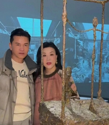 吕良伟老婆杨小娟分享视频，夫妻俩和朋友一起去看艺术展，吕良伟真是越活越年轻，这身