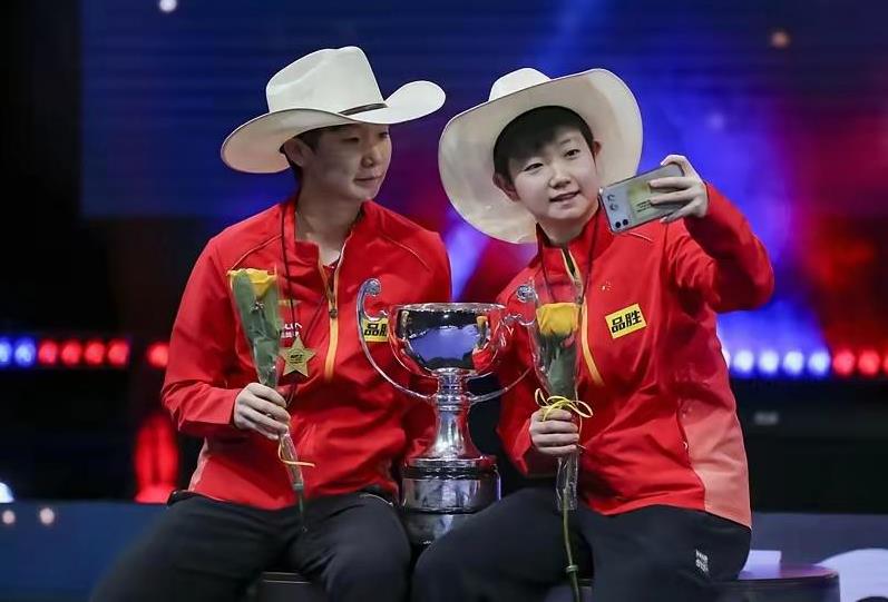 王曼昱和孙颖莎都是中国乒乓的顶尖选手，年龄和竞技状态有差距。
年龄上，王曼昱19