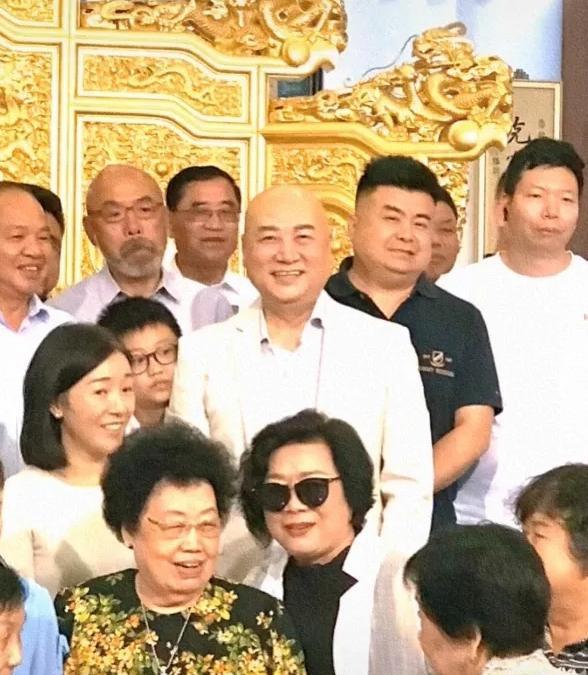 有一次，陈丽华和迟重瑞共进晚餐。迟重瑞按惯例给陈丽华布菜，这时陈丽华却面色严肃地