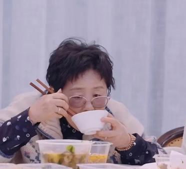 黄圣依：“我妈妈每天早上吃饭可讲究了，一杯咖啡，一个苹果，再摆点什么，用一个托盘
