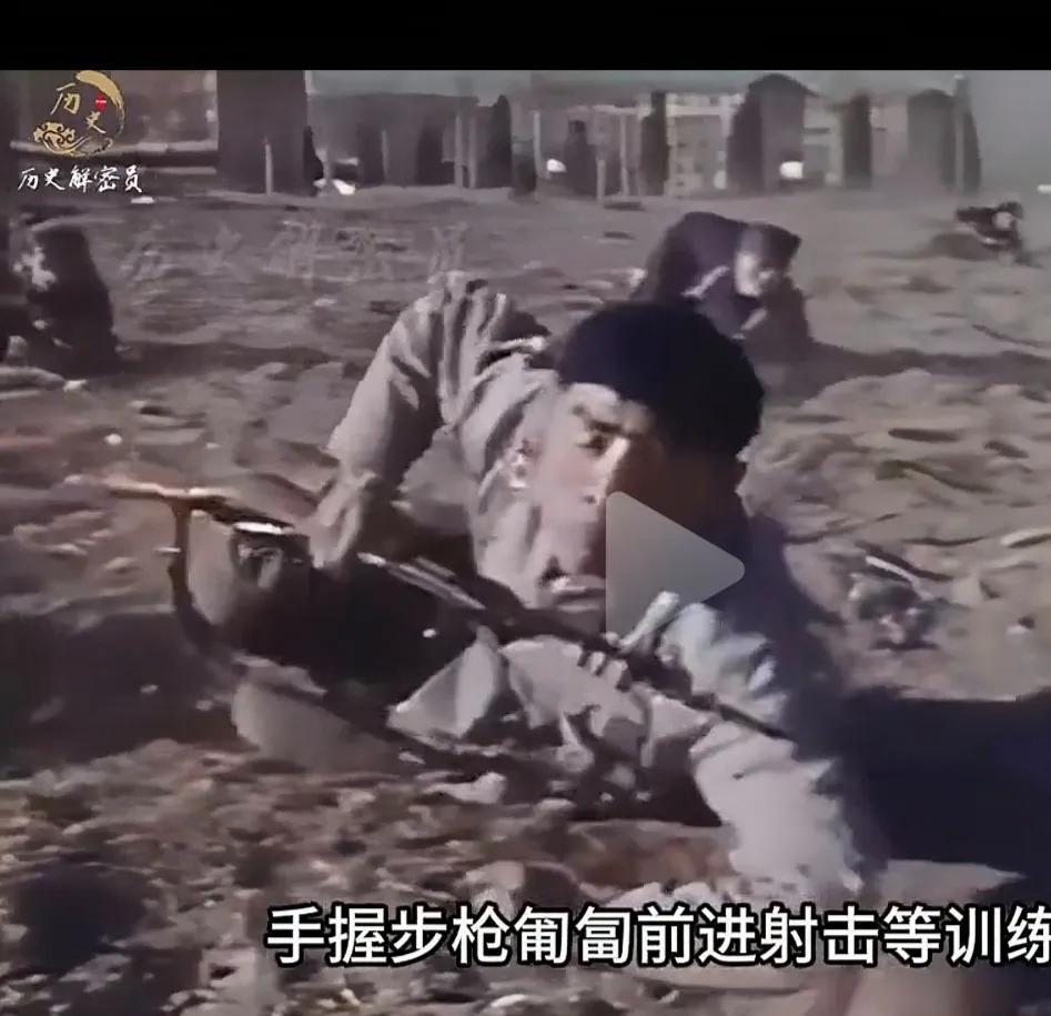 外国人拍攝的中国六十年代的民兵，训练匍匐前进的照片。
这是饿的人能够做得到吗？这