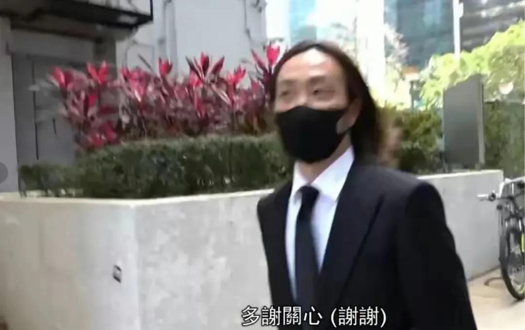 郑中基这是又离婚了哟，第二次被抛弃[尬笑][黑线]。
郑中基和余思敏去家事法庭被