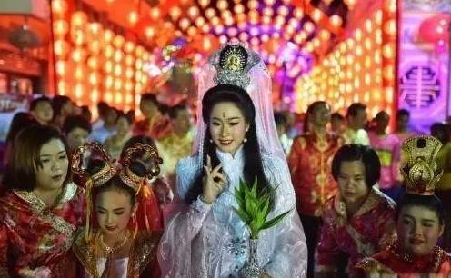 中国： 我们过中秋节;朝鲜： 我们过中秋节;韩国： 我们过中秋节;
每年农历八月