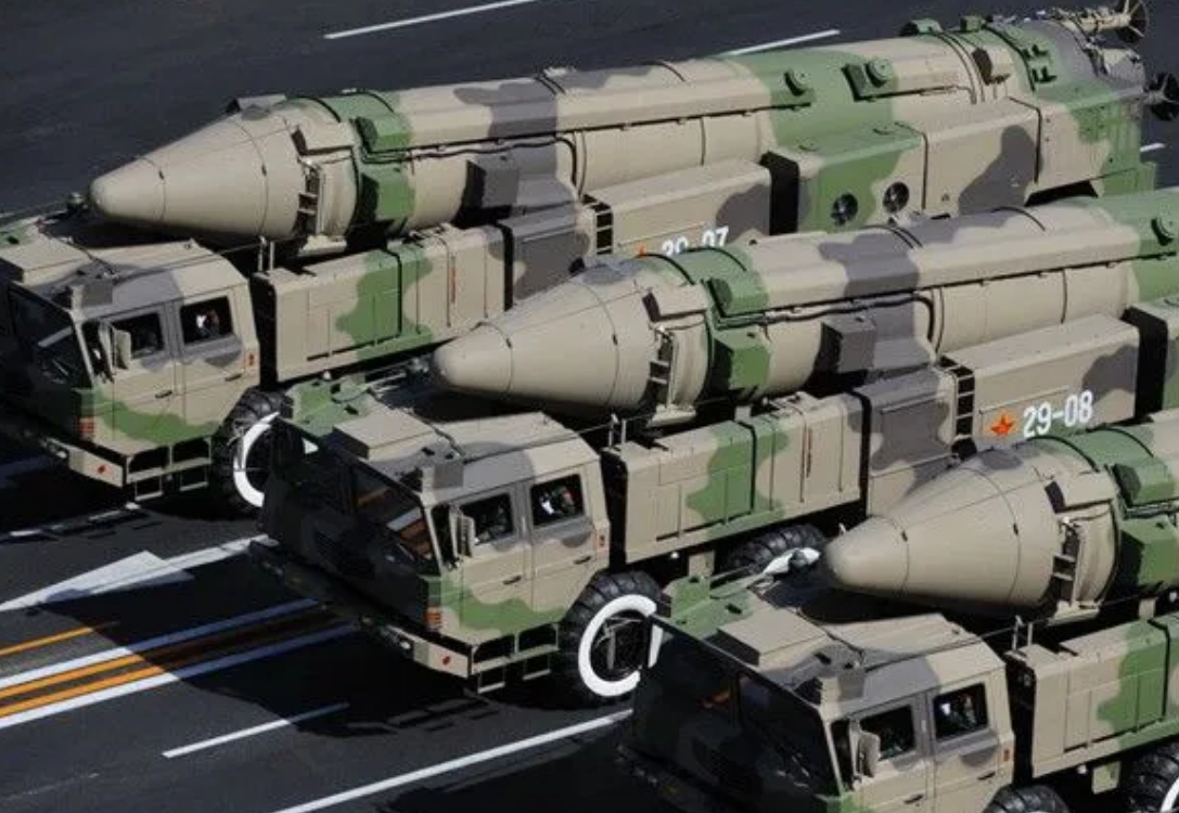 很多装备都在为阅兵排练，今年阅兵会有什么新装备出现呢？
空军方面：歼35已经在空
