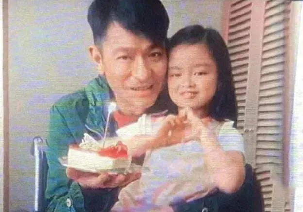 有一次，刘德华去马来西亚颁奖，女主持人反复拿他的国籍开玩笑，说他是马来西亚女婿。