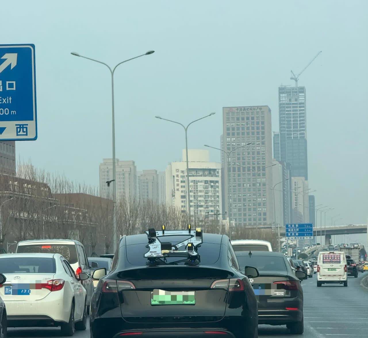 这台特斯拉这是背了个啥？大家知道吗？
