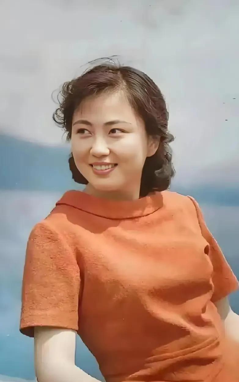 周丽娜，1959年出生于辽宁沈阳。1976年中学毕业后考入长春电影制片厂演员剧团