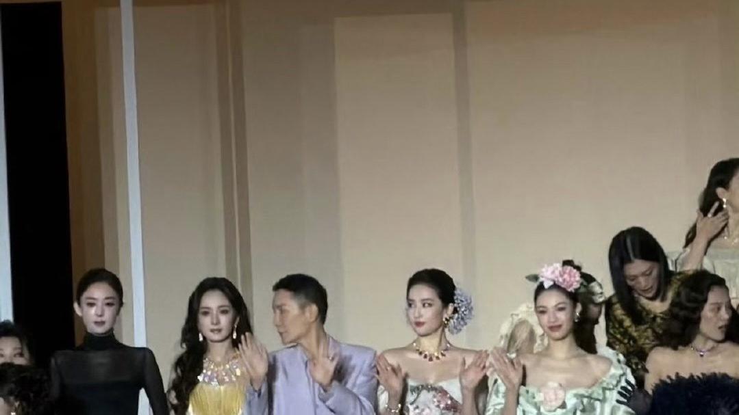 钟楚曦这张合照位置，到底让谁暗自不开心了呢？