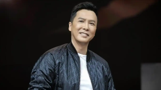 我宣布，比侯佩岑更勇敢的人出现了，他就是香港著名动作演员甄子丹，他在会议期间接受