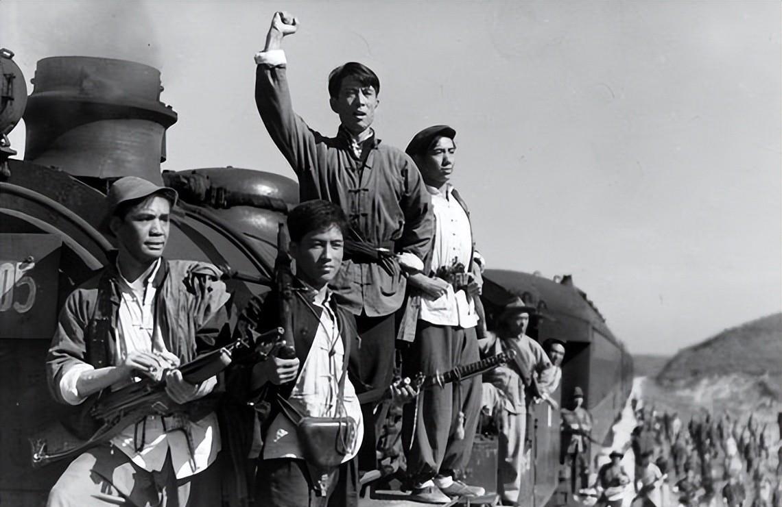 1942年，毛主席感慨延安处境极其困难，之后在山东视察的刘少奇，在铁道游击队的护