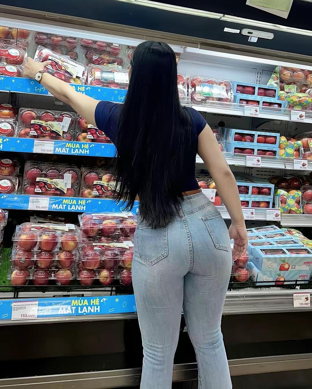 陪嫂子出来水果店买苹果。