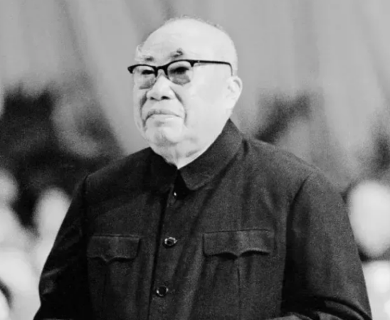 1965年，深夜，朱德正准备休息，突然一个电话打来，让他彻底慌了神。  

朱德