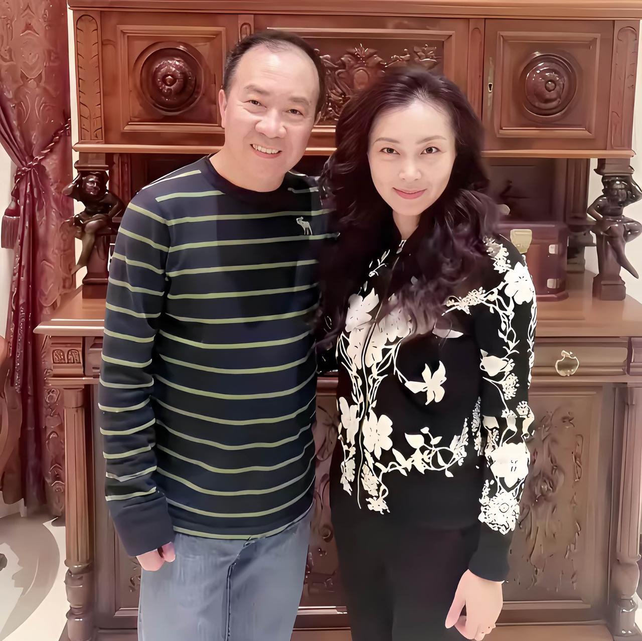 眼前这名男子是相声大师姜昆的搭档，曾一起上过春晚。
戴志诚与妻子袁茵合影，头顶已