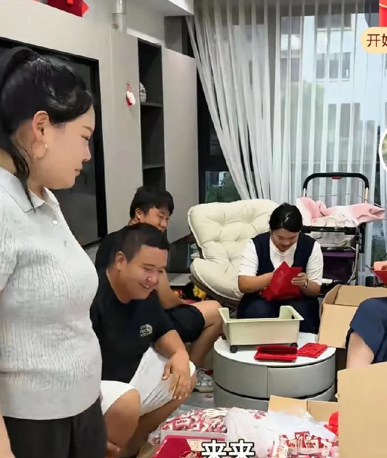 妞妞三胎满月送粉丝礼物了，这礼物真不少。
农村、小燕、胖姐夫和姐姐都来帮妞妞装礼
