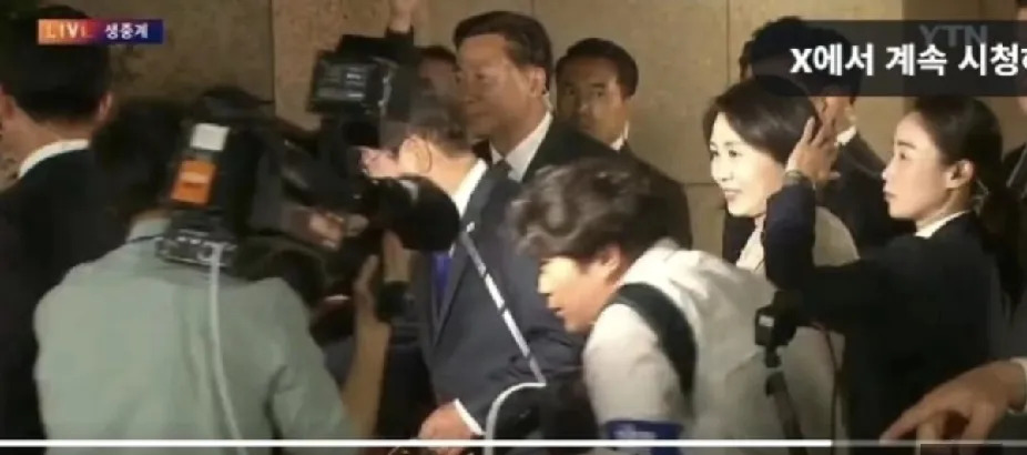 记者竟然推搡第一夫人，这事儿太离谱了！当时直播画面里，记者为了抢个好位置，居然使