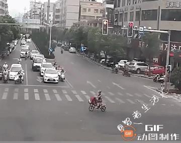 广州 一名男子故意阻挡救护车，路人劝其让行反遭回怼，最后下场太解气………
202