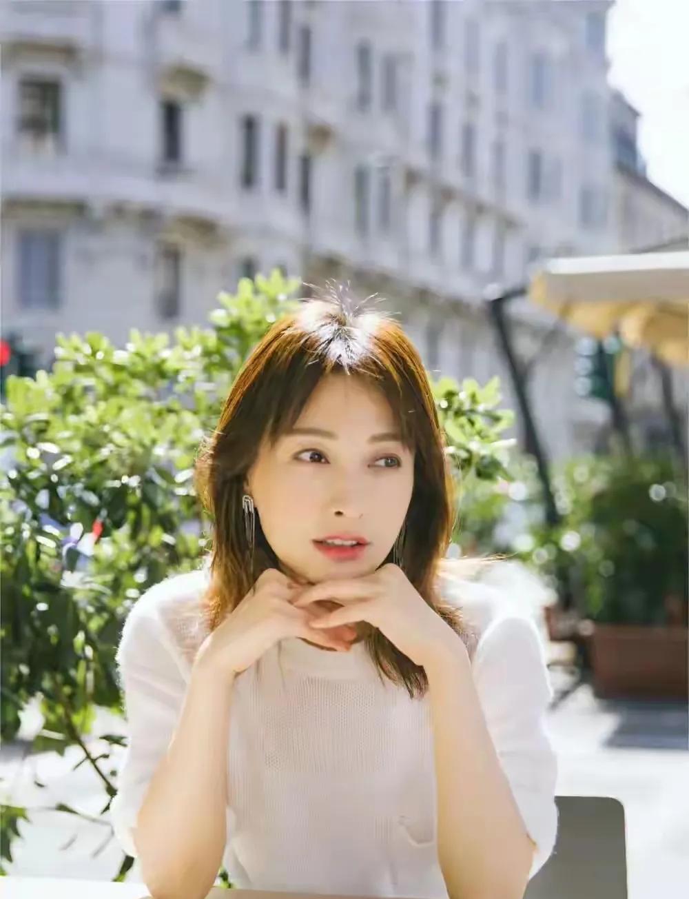 有件事我一直不敢说
吴昕从来不收拾屋子。有一次谢娜到她家做客，屋子里堆滿的衣服和