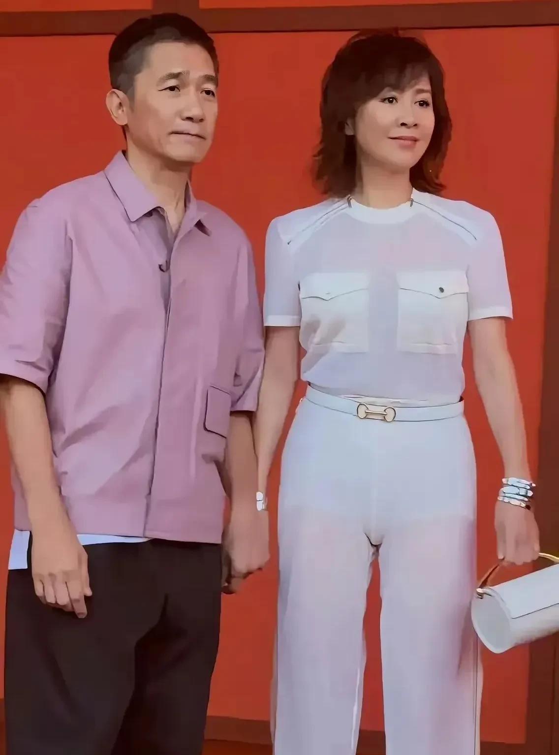 终于看明白了一件事，原来恩爱夫妻是可以让外人感受的到的。
不是因为他们十指相扣，