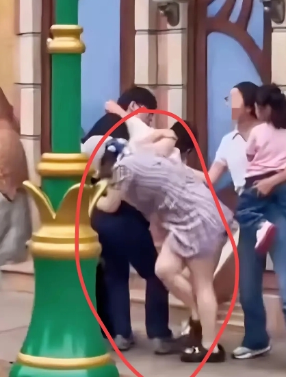 现在全网最破防的就是迪士尼事件中的女生。  

​不是因为打小孩被骂，也不是因为