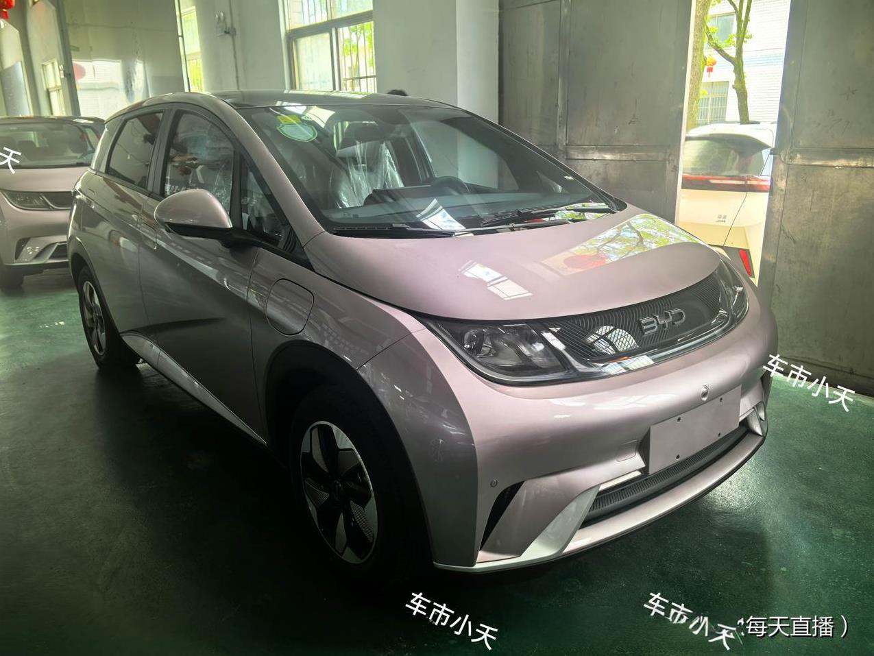 提车日记：比亚迪海豚提车
今天给山西的小伙伴提了一辆比亚迪海豚，配置是2025款