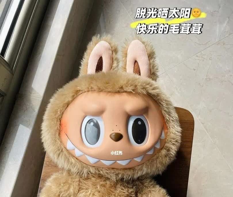 太疯狂了[笑哭]清洁工大爷捡到一个labubu挂在清洁车上，一女子下楼捡垃圾发现