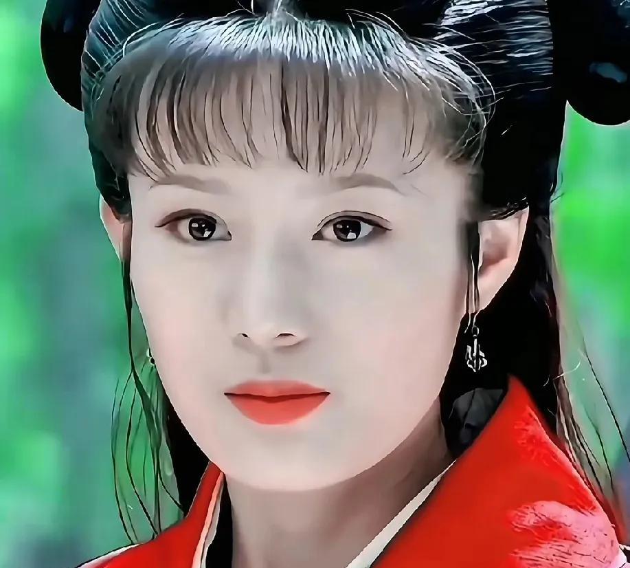 19岁就出道演大美人女主，确实引发诸多争议，不少人质疑她是关系户。毕竟她姑父举办