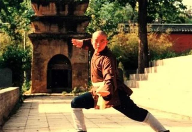 1987年，少林寺穷的揭不开锅了。
也是这一年，老方丈释行正圆寂，22岁的释永信