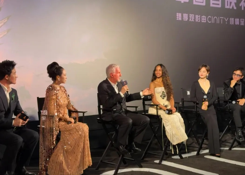《阿凡达3》内地首映礼实在看不明白！卡梅隆带着主演一起出席，现场抢镜、高热度的却